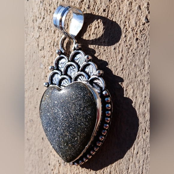 New Heart Shaped Black Sunstone 925 Silver Pendant. - Picture 10 of 16